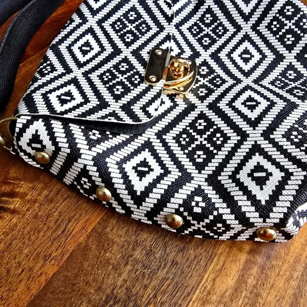 Black White Geometric Printed Flap Stud Clasp Weave Y2K Crossbody Fashion‎ Purse - Picture 3 of 5